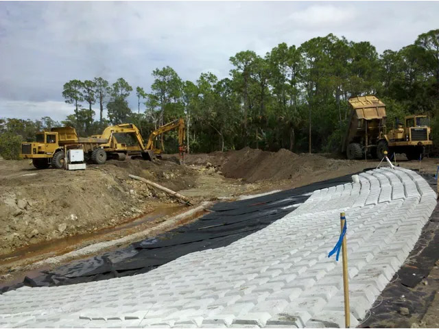 Weir%2BStructure 640w_0003_Canal%2Bturn3 640w